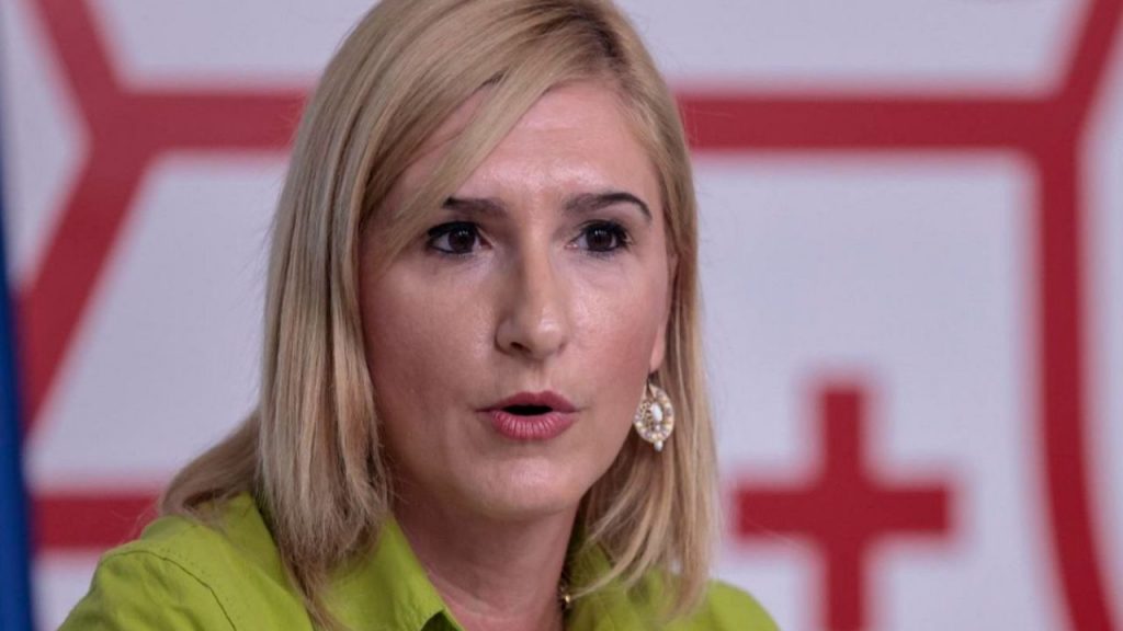 Salomé Pradas acusa a Carlos Mazón de inacción y falta de empatía durante la tragedia de la dana, cuestionando su gestión y respuesta institucional.