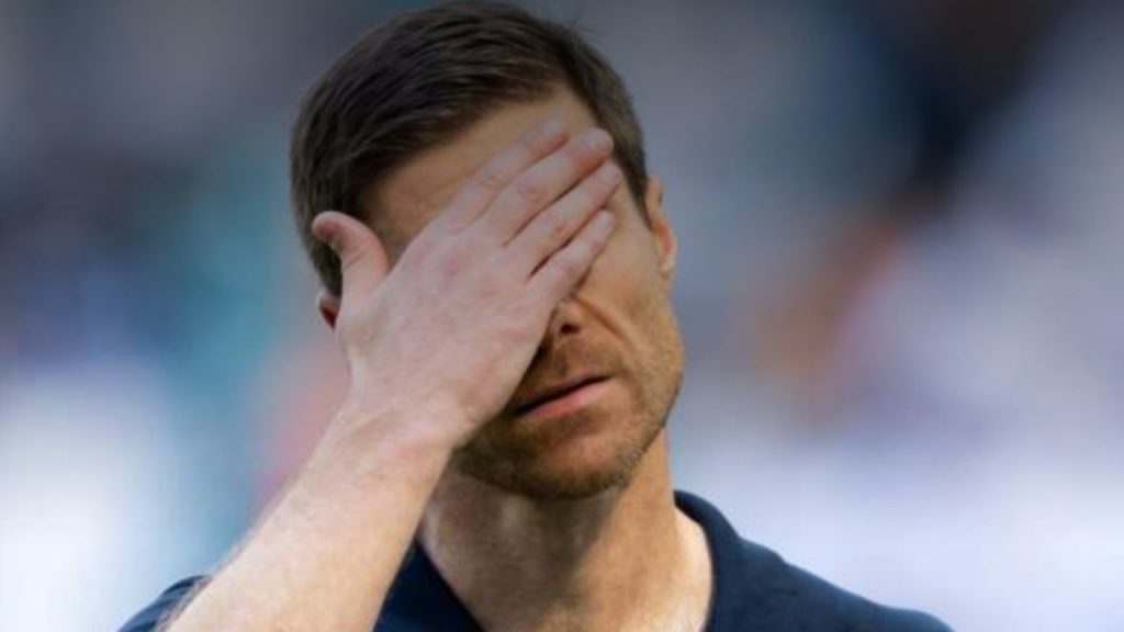 Xabi Alonso lidera al Real Madrid con solidez defensiva y liderazgo en LaLiga, pero dudas tácticas y estancamiento ofensivo generan debate sobre la capacidad del equipo para mantener su rendimiento.