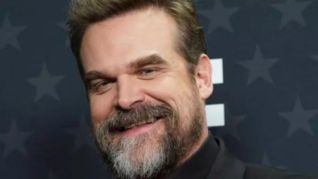 David Harbour enfrenta una creciente presión mediática en la antesala del final de Stranger Things. La exposición de su vida privada y los rumores en torno a su figura ponen a prueba su reputación y la estabilidad del elenco antes del estreno de la esperada quinta temporada.