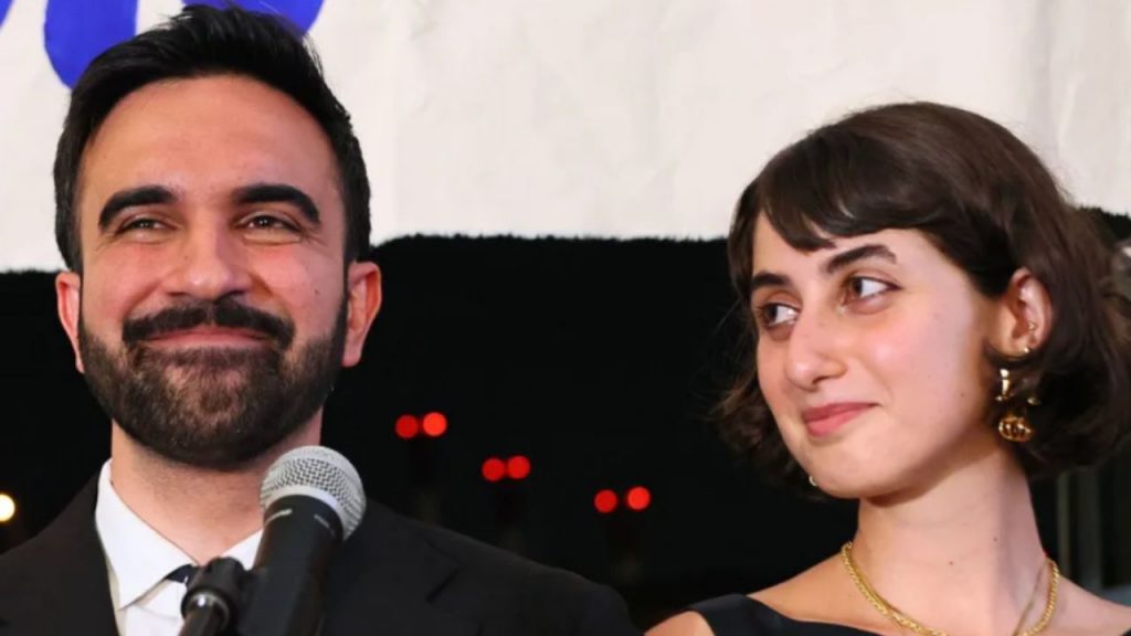 Rama Duwaji, esposa del nuevo alcalde de Nueva York, Zohran Mamdani, asume el papel de primera dama con un perfil discreto pero significativo. Artista visual de ascendencia siria, su influencia sobre la imagen política de su esposo y su enfoque en temas de derechos humanos marcan su papel en la política estadounidense.