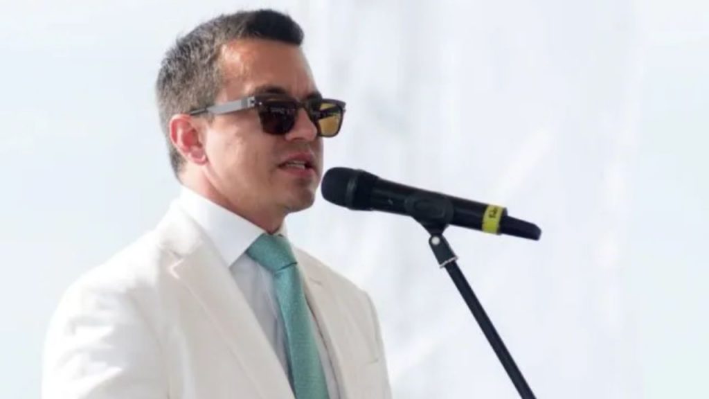 Daniel Noboa cambia a seis ministros tras el rechazo total a su referéndum. La derrota refleja descontento social, crisis de seguridad y tensión económica.