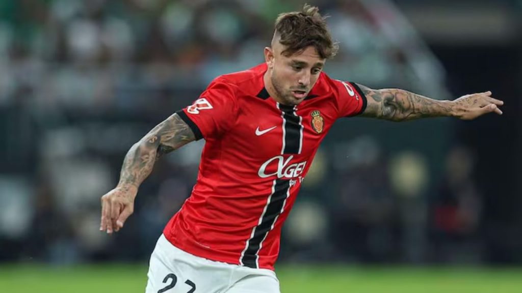 El fútbol de élite esconde una presión constante que provoca soledad, ansiedad y desgaste emocional en muchas estrellas. Casos como Bale, Bojan o Schürrle evidencian cómo las exigencias mediáticas y deportivas afectan su salud mental. Este análisis revela un deporte que se ha convertido en espectáculo deshumanizado, alejando a los jugadores de la pasión que lo hizo grande.