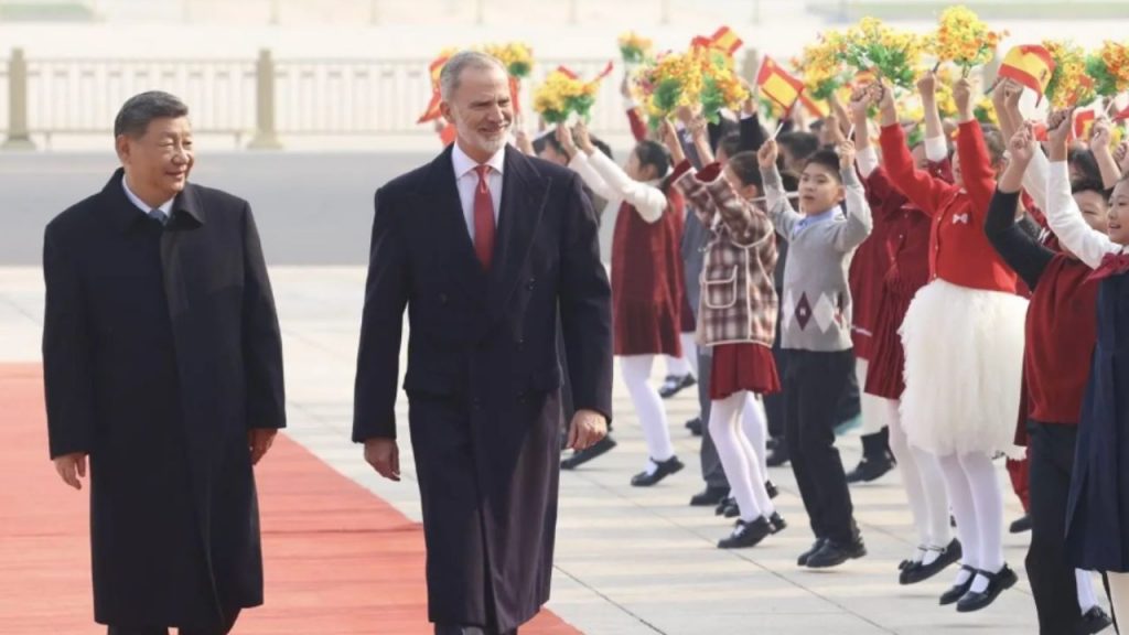 Felipe VI refuerza la relación España-China en su visita a Pekín, reuniéndose con Xi Jinping, firmando acuerdos económicos y culturales y fortaleciendo la cooperación bilateral.