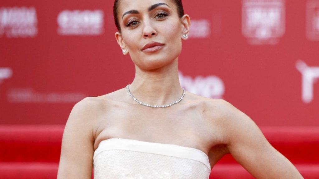 La alfombra roja de los Premios Telva deslumbra con moda y envía mensajes políticos, mezclando glamour, tendencias y debates sobre ideología y estilo.