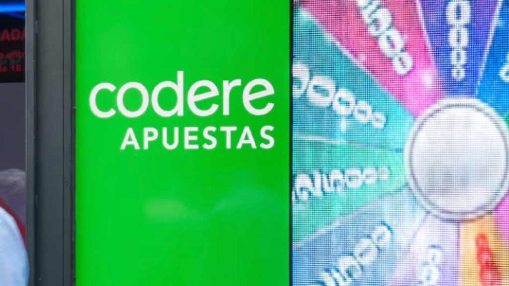Consumo multa con más de 3 millones a Codere y otros 25 operadores por infracciones graves en el juego online, reavivando el debate sobre regulación y control.