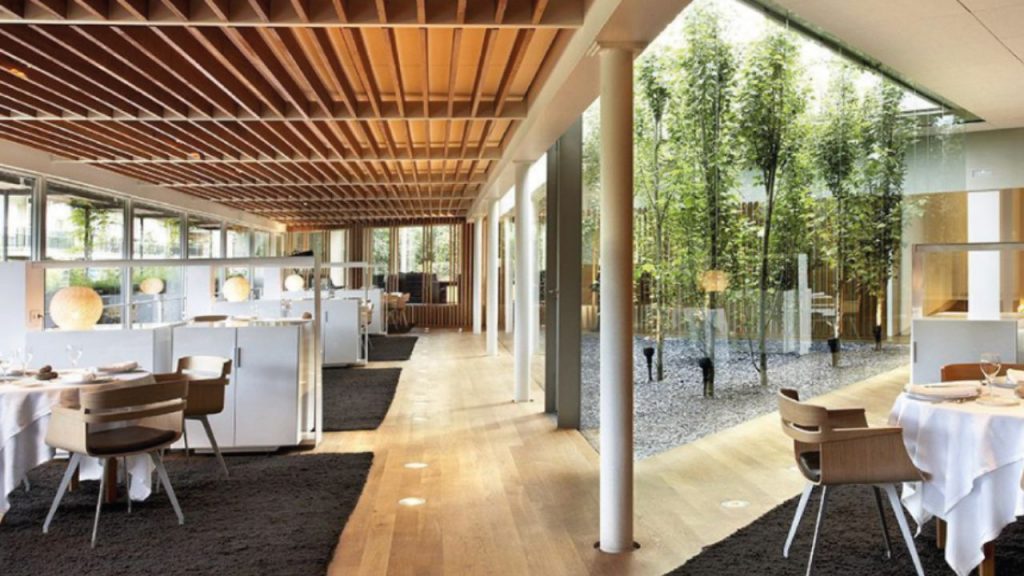 España cuenta con 16 restaurantes con 3 estrellas Michelin, experiencias exclusivas cuyos altos precios plantean si realmente valen la pena para el ciudadano medio.