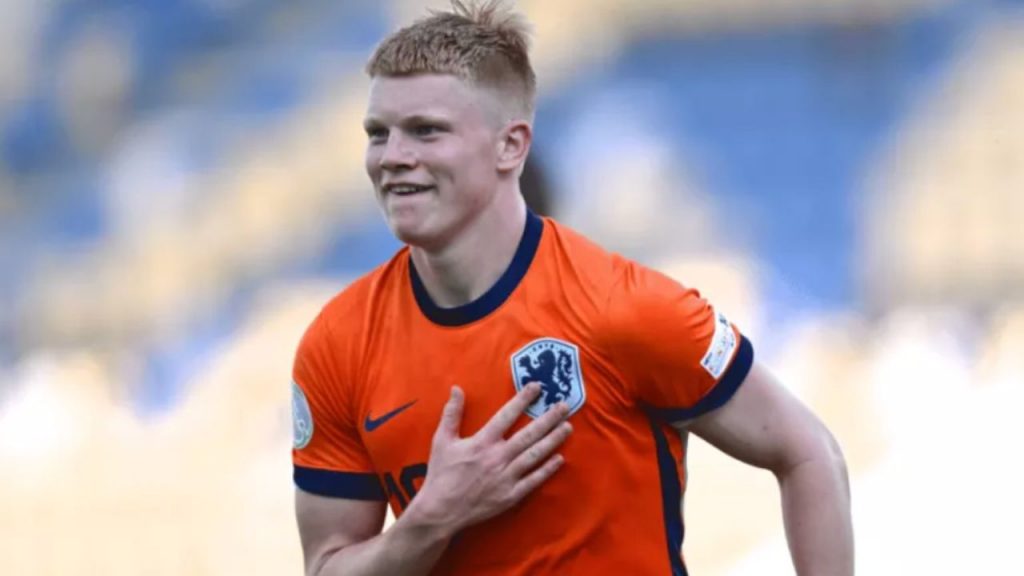 Kees Smit, joven talento del AZ Alkmaar, deslumbra en la Eredivisie y despierta el interés del Real Madrid, símbolo del nuevo mercado global del fútbol.