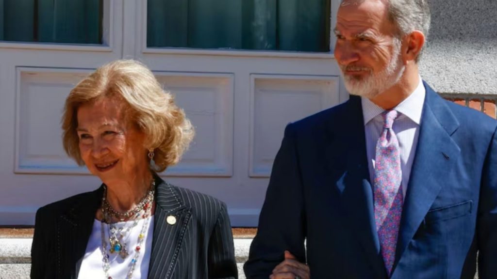 Felipe VI impondrá el Toisón de Oro a la Reina Sofía en un acto solemne que honra su servicio a España, junto a reconocidos galardonados por su labor institucional.