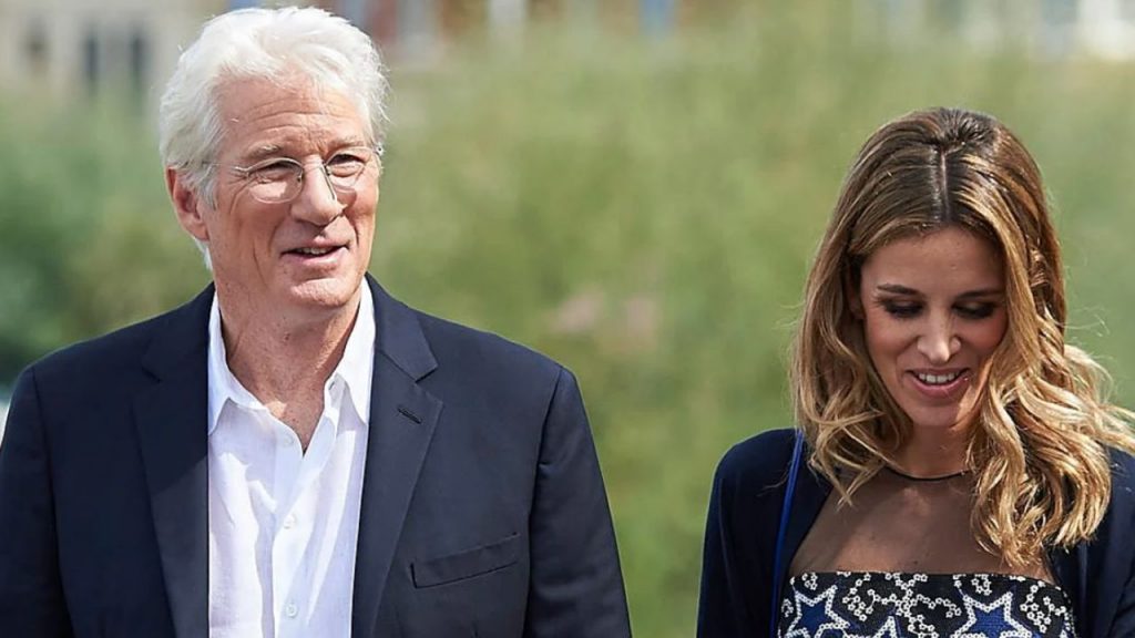 Richard Gere y Alejandra Silva regresan a España, entre humor patriótico y compromiso social, para presentar su nuevo cortometraje solidario.