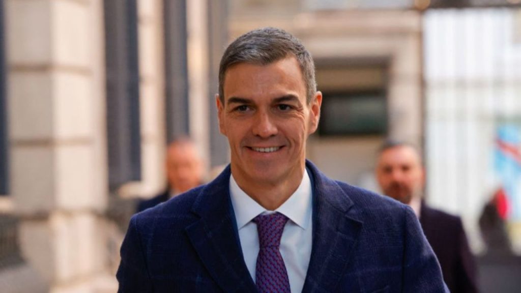 Pedro Sánchez respalda a García Ortiz ante las críticas de Feijóo, defendiendo la actuación del Gobierno en plena tensión política en el Congreso.