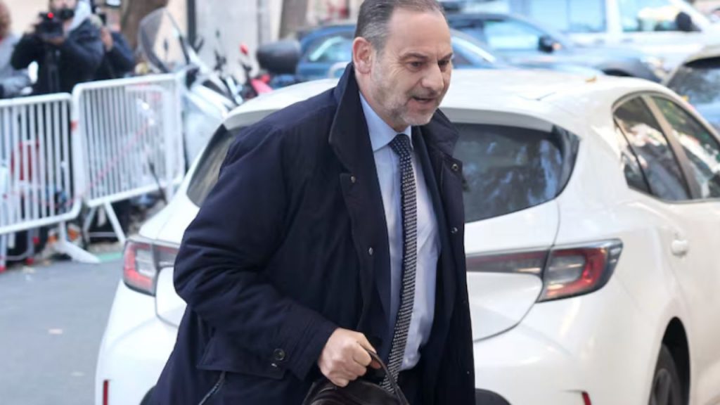 Ábalos y su exasesor Koldo García afrontan este jueves la posibilidad de prisión provisional por la trama de las mascarillas. El Supremo evalúa endurecer las medidas cautelares ante el riesgo de fuga y las graves acusaciones, con peticiones de penas que alcanzan hasta 30 años. Los informes de la UCO revelan gastos injustificados de más de 95.000 euros y la situación podría afectar al escaño del exministro en el Congreso. Un caso que sacude al PSOE y que puede alterar el panorama político.