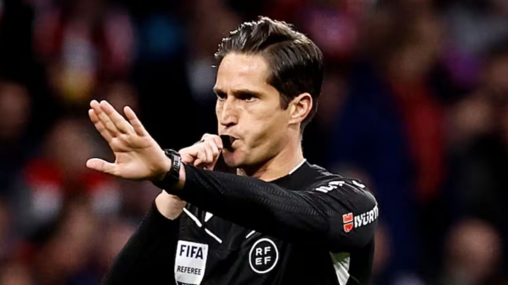 La designación de Munuera Montero para arbitrar el derbi Sevilla-Betis rompe la norma territorial y genera debate. Desde Jaén, sevillistas y béticos respaldan su profesionalidad, aunque la decisión despierta polémica en un contexto de creciente desconfianza hacia el arbitraje. Una reflexión sobre integridad, reglas y presión en el fútbol español.