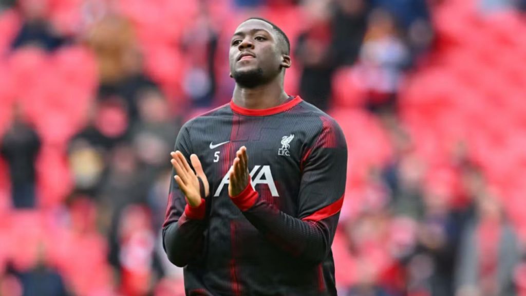 Konaté brilla en Anfield frente al Real Madrid y se confirma como pieza clave del Liverpool, mientras su renovación sigue en el aire, generando dudas sobre su futuro en el club inglés.