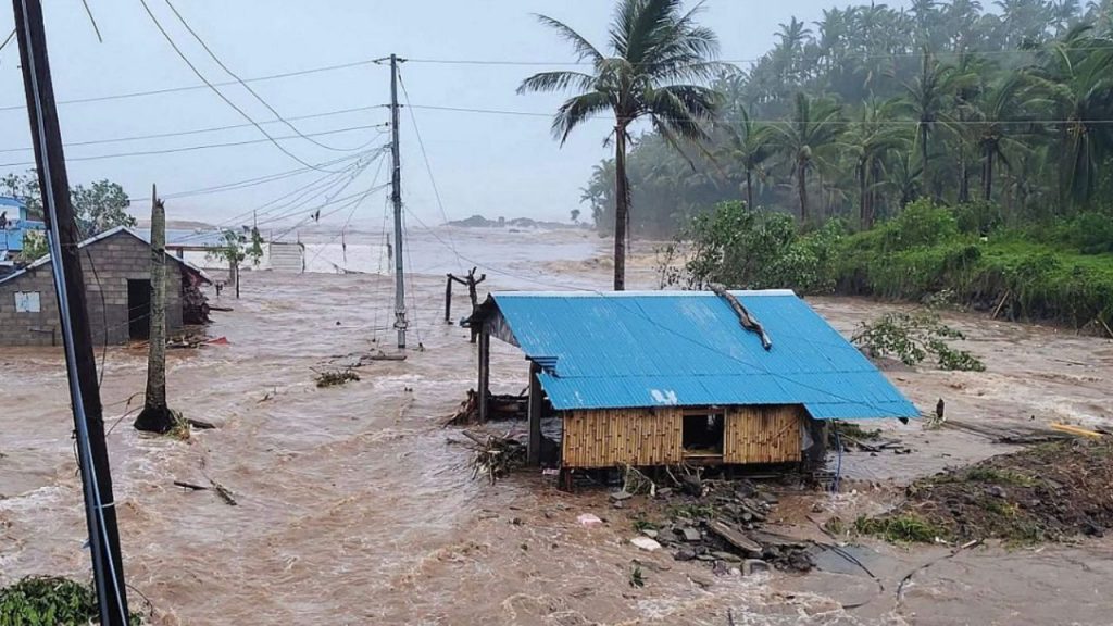 El supertifón Fung-wong azota Filipinas con vientos de hasta 230 km/h, causando daños graves y obligando a evacuar a un millón de personas en el norte del país.