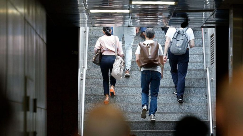 España alcanza un récord de 21,8 millones de afiliados, pero el paro sube a 2,44 millones. Crece el empleo, aunque persisten dudas sobre su calidad.