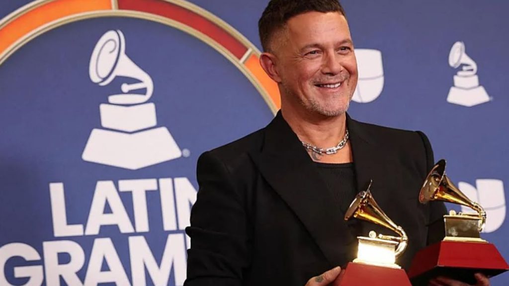 Alejandro Sanz gana Grabación del Año en los Latin Grammy y provoca a Bad Bunny, quien se lleva cinco premios, incluyendo Álbum del Año.