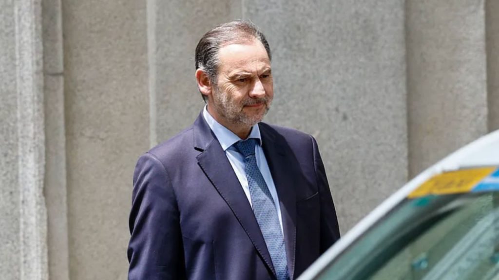 El juez procesa a Ábalos, Koldo García y Víctor de Aldama por contratos irregulares de mascarillas, reavivando el debate sobre corrupción política en España.