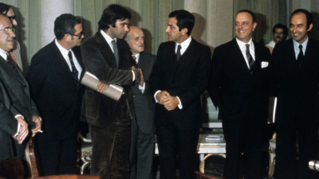 España pasó de la autarquía franquista a una economía moderna tras el Plan de Estabilización y las reformas posteriores a 1975. Privatizaciones, reconversión industrial y la adhesión a la CEE impulsaron un crecimiento decisivo, multiplicando exportaciones y abriendo el país a la competencia europea.