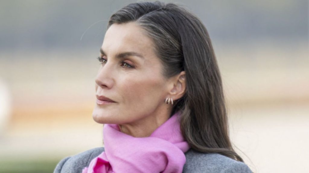 La Reina Letizia deslumbró en Pekín con un abrigo de inspiración oriental durante su viaje de Estado a China, combinando estilo y simbolismo cultural en un acto diplomático cargado de significados.