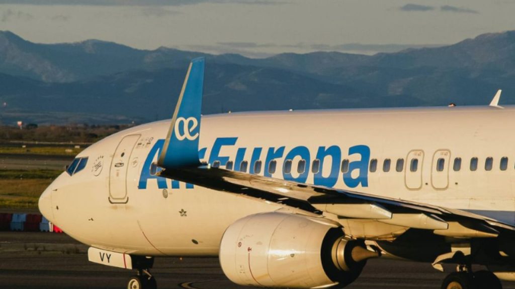 Air Europa vende un 26% de su capital a Turkish Airlines por 300 millones y cancela anticipadamente su deuda con SEPI, manteniendo a la familia Hidalgo como principal accionista.