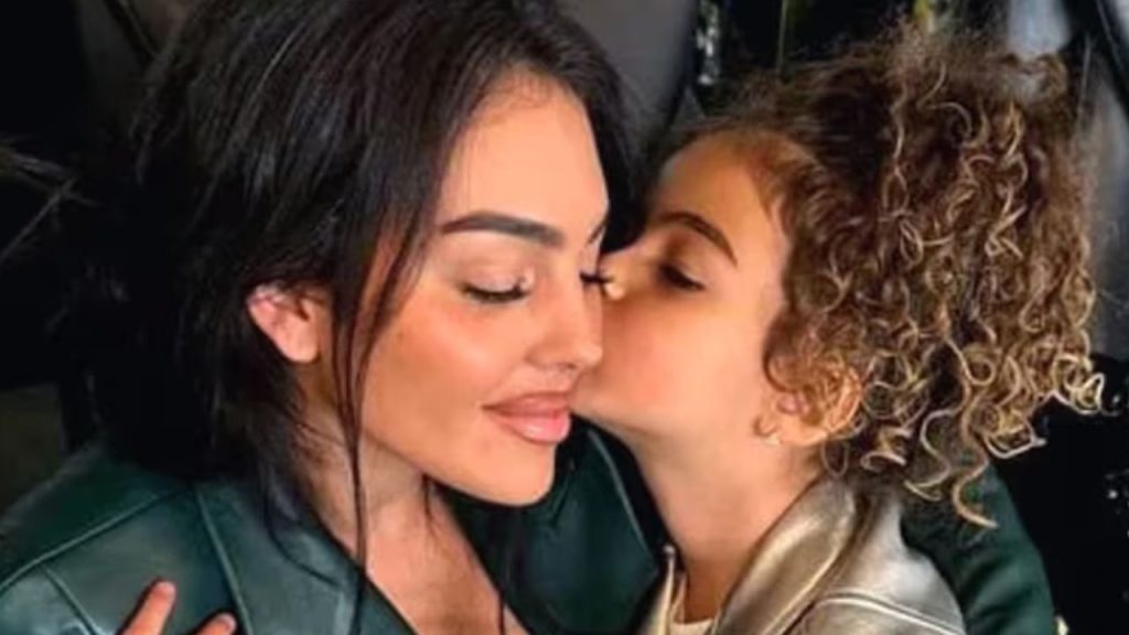 Georgina Rodríguez regala a su hija un bolso Chanel de hasta 10.000 dólares, desatando debate sobre el lujo y la ostentación en la crianza.