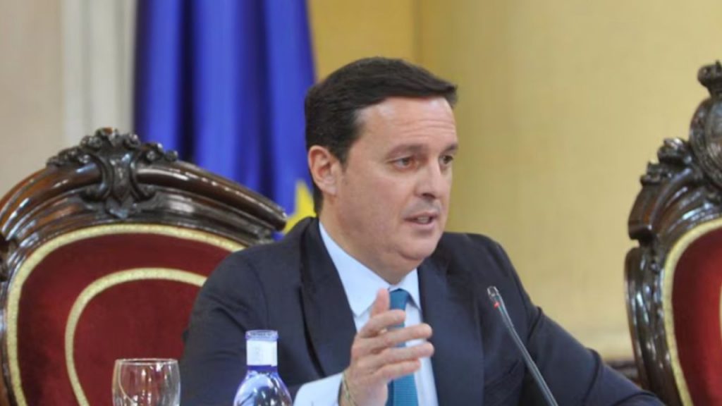 Javier Aureliano García dimite por el caso Mascarillas, dejando la Diputación de Almería y reavivando el debate sobre corrupción y regeneración política.