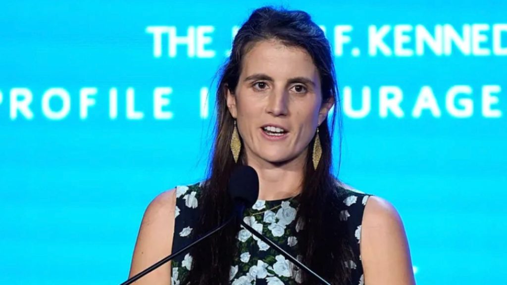 Tatiana Schlossberg, nieta de JFK, revela su cáncer terminal y critica a Robert F. Kennedy Jr., en otra tragedia que marca al legado de los Kennedy.