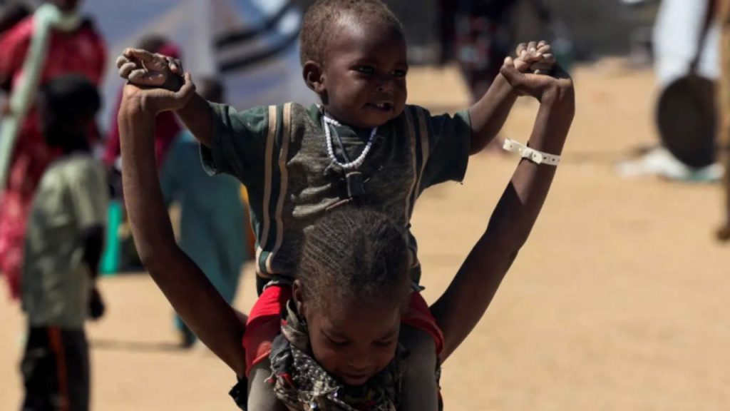 El borde de pelo en abrigos no es solo estética: crea un microclima que protege del viento, la nieve y el frío intenso en invierno.