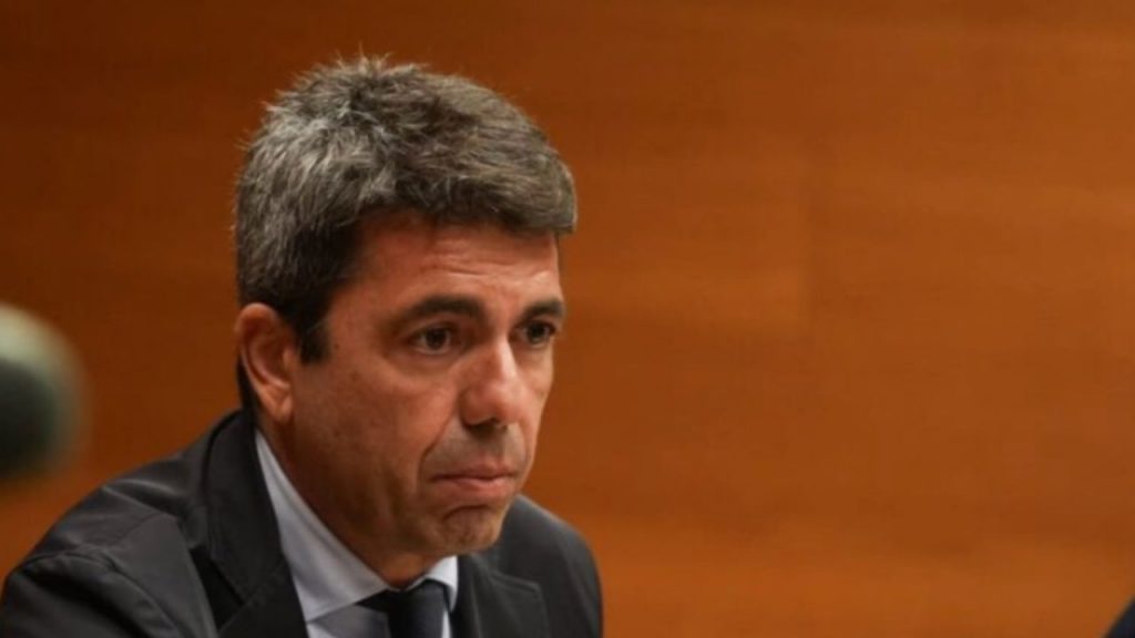 Carlos Mazón aclara su paradero durante la dana y desmiente rumores sobre estar “ilocalizable”, explicando que fue del aparcamiento al Palau sin paradas tras almorzar con Maribel Vilaplana. También responde a las informaciones sobre su llegada y los testimonios ante la jueza.