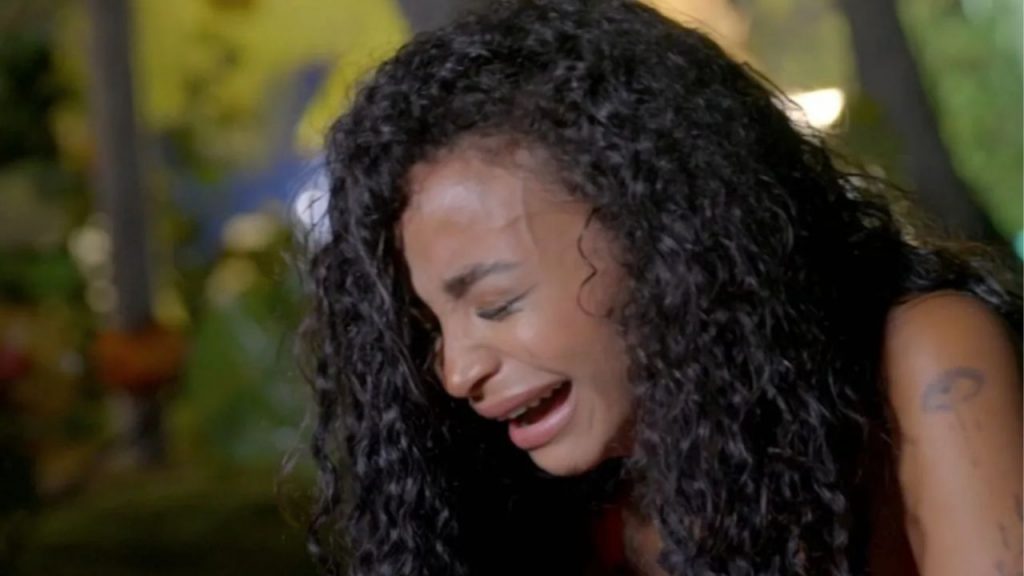 Telecinco expulsa a Mayeli de La Isla de las Tentaciones tras protagonizar agresiones y violar las normas del reality. La concursante lanzó agua a un soltero y cruzó el perímetro entre villas para increpar a su pareja, provocando su expulsión disciplinaria y una “Hoguera de las Consecuencias” que dejó a la audiencia impactada.