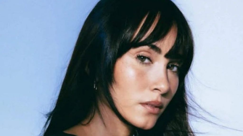 Aitana conquista con su tema ‘Superestrella’, un fenómeno viral impulsado por sus fans y TikTok. La artista reflexiona sobre la autenticidad y el papel de las redes sociales en su éxito.