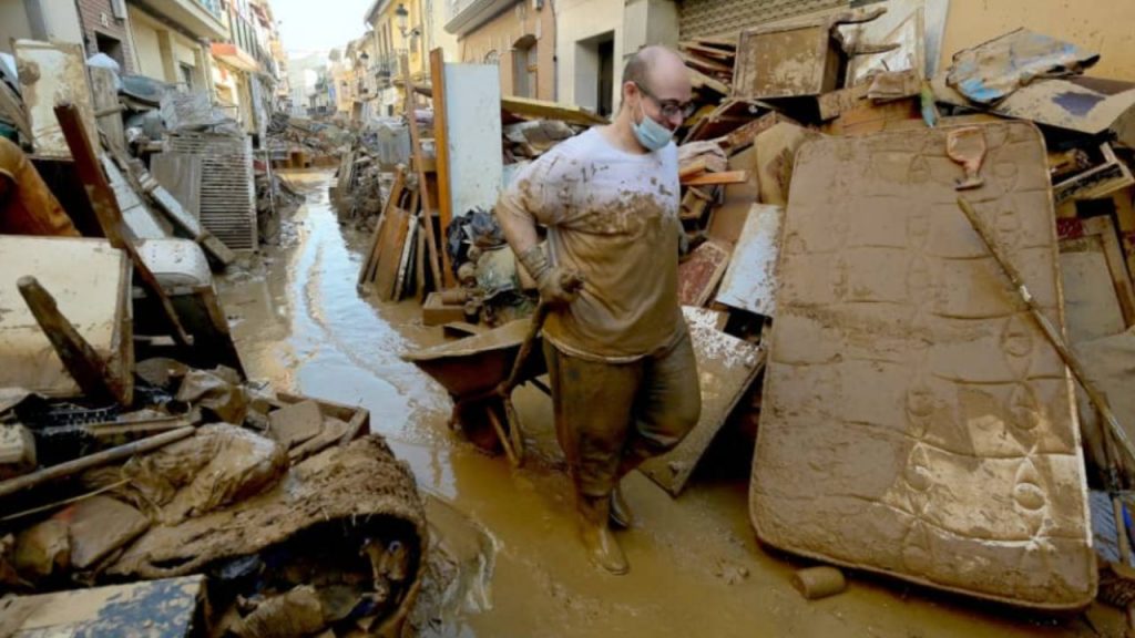 Las víctimas de la dana del 29 de octubre de 2024 exigen un pacto de Estado para prevenir futuras tragedias, denunciando falta de alerta y gestión ante un desastre que truncó vidas.