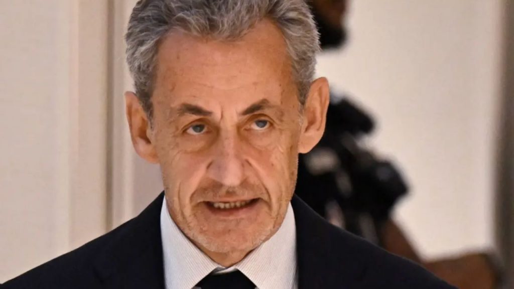 Nicolás Sarkozy, desde prisión en La Santé, sostiene su inocencia frente a las acusaciones de financiación ilícita vinculadas a la campaña de 2007, denunciando una supuesta manipulación.