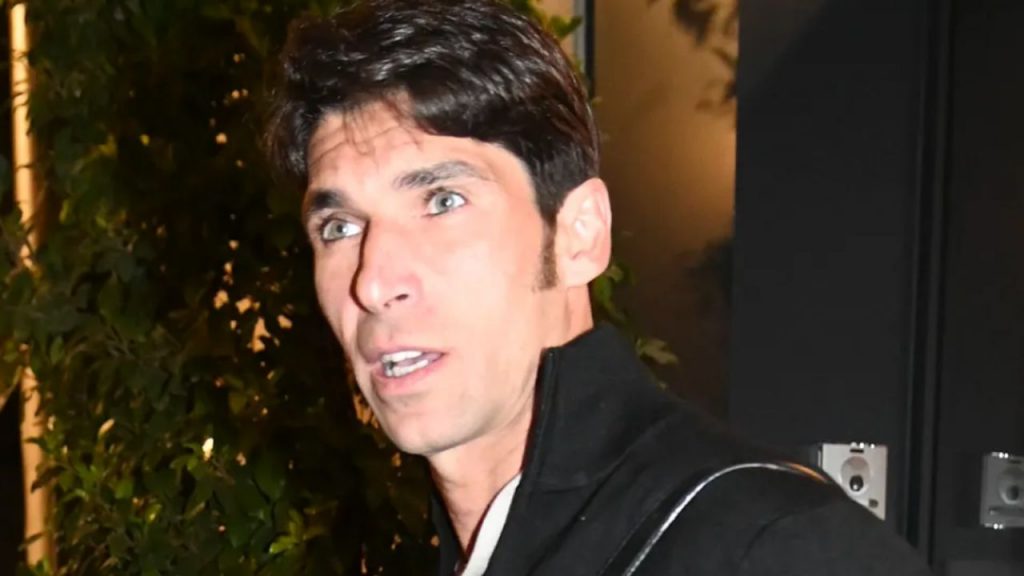 Cayetano Rivera se ve envuelto en polémica tras un accidente de tráfico en Alcalá de Guadaira, entre declaraciones contradictorias y posibles repercusiones legales por desobediencia y seguridad vial.