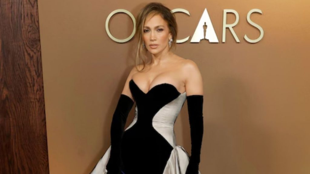 Los Governors Awards deslumbran con glamour y estilo en la alfombra roja, mientras el mundo enfrenta crisis políticas y sociales.