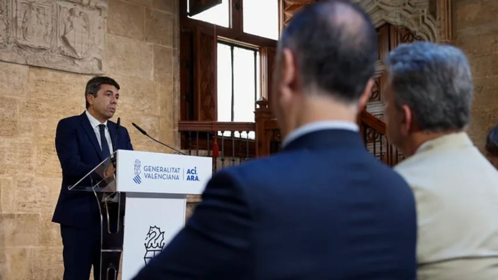 La dimisión de Carlos Mazón genera críticas de Gobierno, oposición y víctimas de la dana por su falta de autocrítica y gestión polémica.