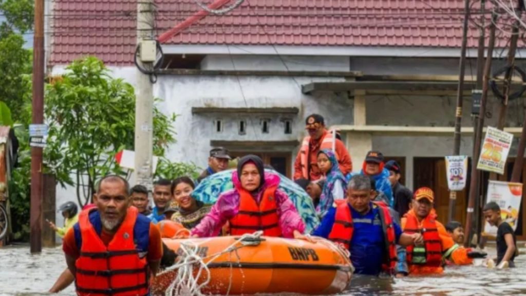 Al menos ocho personas han muerto y 58 resultaron heridas tras intensas lluvias en Sumatra, Indonesia, que provocaron inundaciones y corrimientos de tierra. Más de 2.850 habitantes han sido evacuados.
