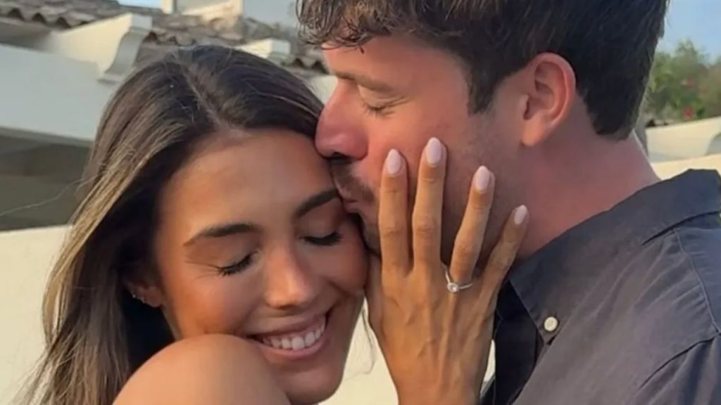 Anna Padilla sorprende a su madre Paz Padilla anunciando su boda con un ingenioso truco en vídeo, en un momento lleno de emoción, humor y unión familiar.