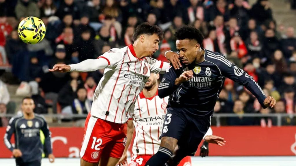 El Real Madrid empata 1-1 en Montilivi y vuelve a mostrar fragilidad defensiva ante un Girona sólido. El equipo de Xabi Alonso pierde provisionalmente el liderato y evidencia problemas estructurales en su zaga, a pesar del regreso de Rüdiger y las paradas clave de Courtois. Vinicius provocó el penalti que transformó Mbappé, pero faltaron ideas y eficacia ofensiva. Una noche que agrava las dudas blancas en un momento decisivo de la temporada.