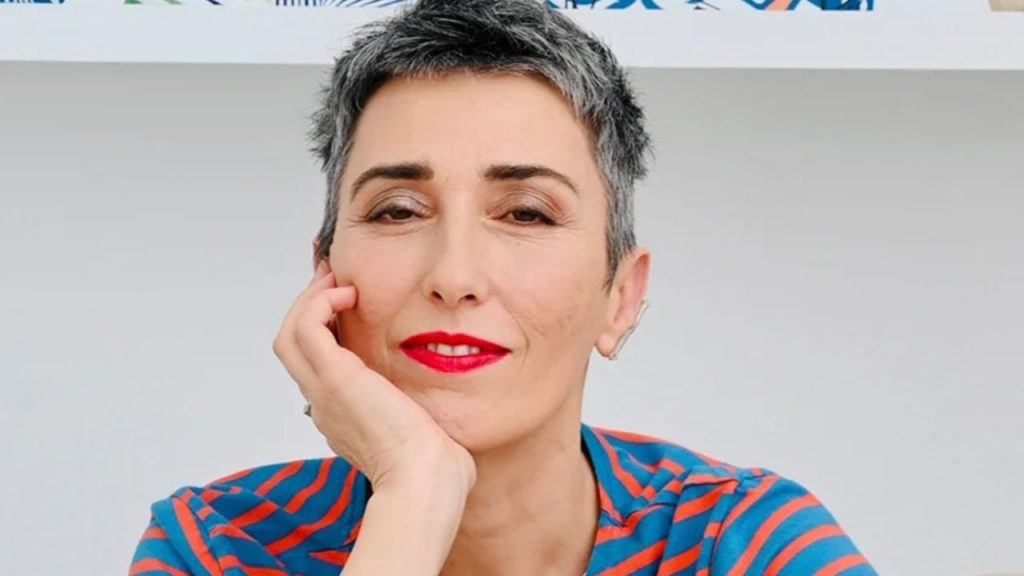 Ángela Lago, diseñadora viguesa, transforma la belleza y el dolor del mar en joyas únicas, combinando oro, plata y materiales rústicos para crear piezas con historia y energía propia.