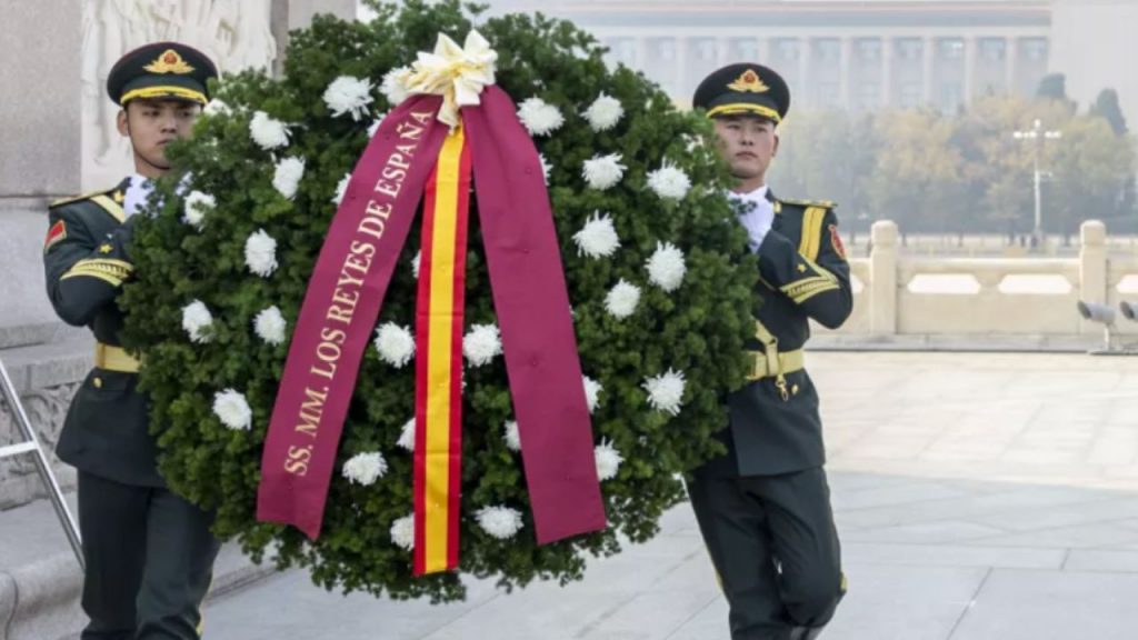Los Reyes de España rinden ofrenda floral en Tiananmen durante su visita a China, generando debate internacional por la implicación política y el recuerdo de la masacre de 1989.
