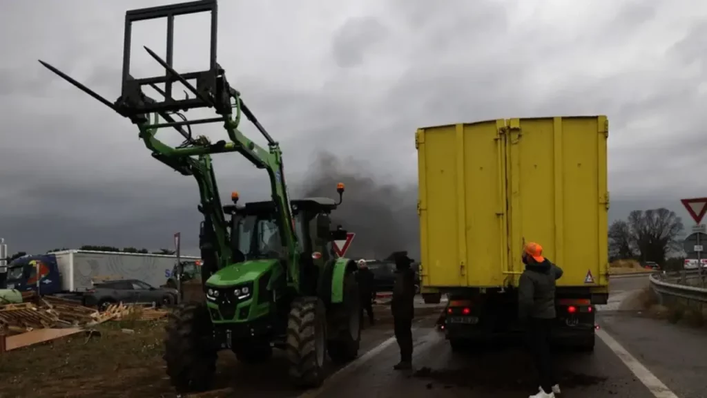 Agricultores franceses cortan trenes y carreteras en protesta por medidas sanitarias