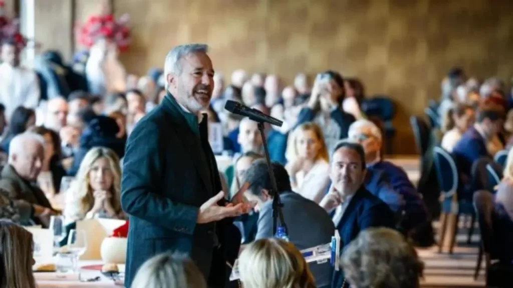 Azcón esquiva el cuerpo a cuerpo con Pilar Alegría