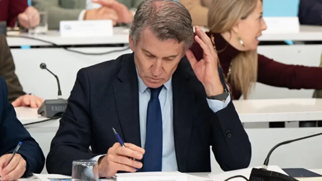 Feijóo se lanza a por el centro mientras el PP asume que Vox seguirá creciendo