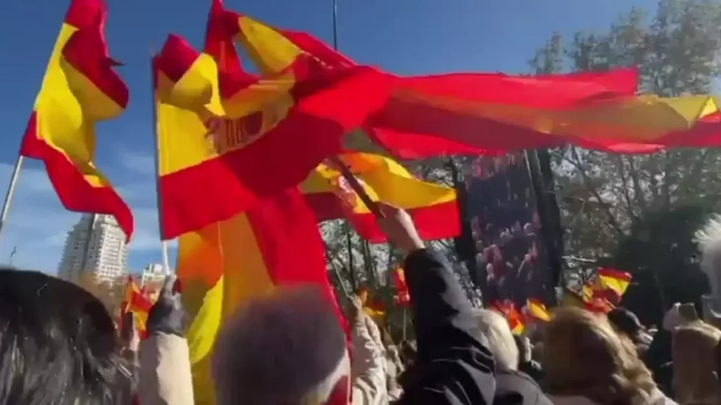Una multitud clama en el Templo de Debod contra la “mafiosa” gestión de Sánchez