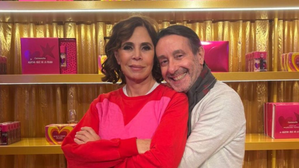 Ágatha Ruiz de la Prada sorprende al revelar que sigue fabricando condones, uno de los muchos productos de su variado universo creativo. Desde su nuevo local en el barrio de Salamanca, la diseñadora impulsa proyectos que van desde chocolates hasta sal y pimienta “agathizada”, mientras continúa expandiendo su faceta empresarial. Entre innovación, premios y una agenda sin espacio para romances, Ágatha reflexiona sobre el ritmo acelerado de la vida y su deseo de mantener la misma energía en 2026.