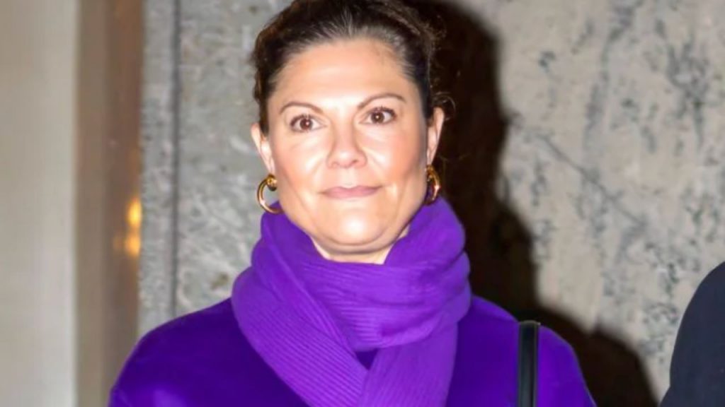 La ceremonia sueca de los Premios Nobel vuelve a destacar por el lujo y la tradición de la familia real, que despliega tiaras históricas y vestidos de alta costura en una gala marcada por la opulencia. La princesa Victoria sorprendió con un vestido heredado de la reina Silvia y la tiara Fringe, mientras Magdalena deslumbró con un diseño de Jenny Packham y una tiara ‘kokoshnik’. La reina Silvia completó el derroche de glamour con la célebre “tiara de las nueve puntas”. Un evento donde el esplendor aristocrático contrasta con los debates actuales sobre el papel y la relevancia de la monarquía.