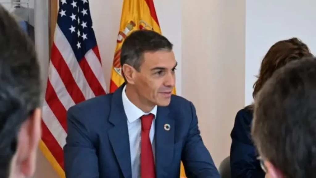 Pedro Sánchez califica de “inaceptables” los ataques aéreos de EE.UU. en el Caribe y Pacífico, critica el doble rasero internacional y pide soluciones pacíficas. El presidente español destaca la necesidad de reforzar la cooperación europea y mantener un enfoque equilibrado en la política transatlántica.