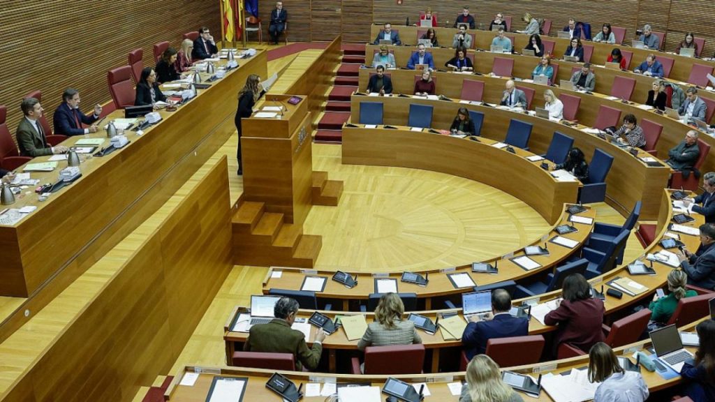 PP y Vox suprimen lenguaje inclusivo y la comisión LGTBI en Les Corts Valencianes, generando polémica y críticas desde la izquierda.