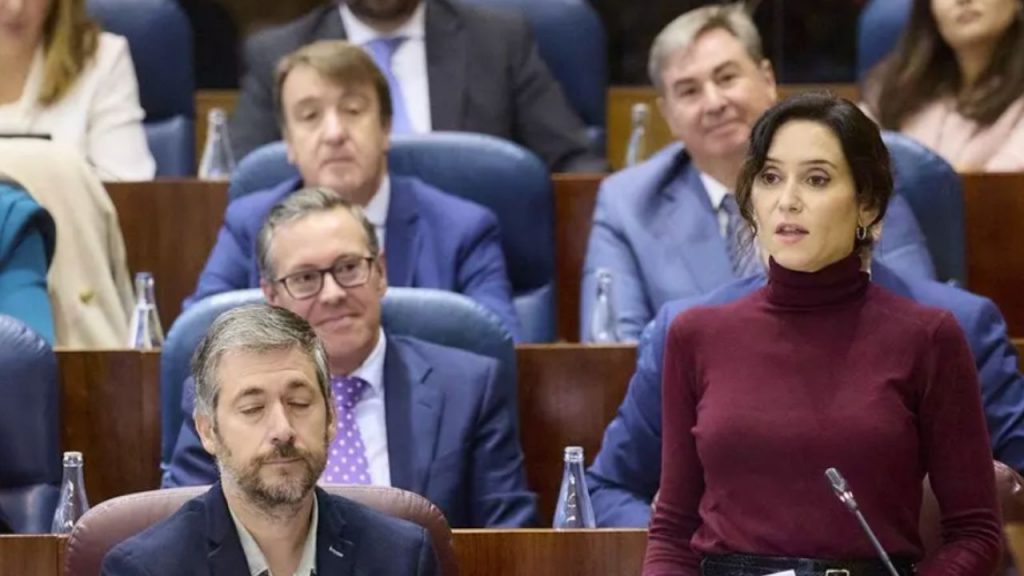 Tres ex altos cargos del Gobierno de Isabel Díaz Ayuso han sido citados como imputados por el caso residencias, relacionado con el protocolo que impidió hospitalizar a mayores durante la primera ola de la COVID-19. La justicia reabre un episodio clave sobre la gestión y las responsabilidades en las residencias madrileñas.